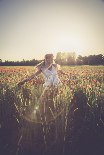 Frau im Mohnfeld, Landshut, Bayern, Deutschland