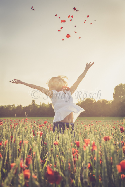 Frau im Mohnfeld, Landshut, Bayern, Deutschland